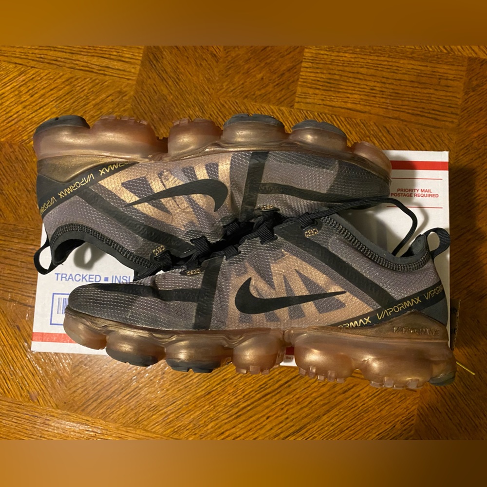 Nike Air VaporMax 2019
Black Metallic Gold